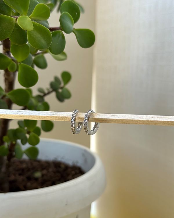 Aretes dormilona pequeños con brillos